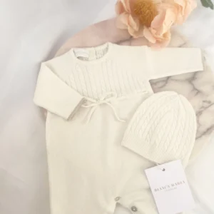 Balta klasika, kuri atrodo prabangiai ir jaučiasi dar geriau 🤍 „Milano“ romperis – tai švelnumas, kurį pajusi iš karto. ✔️ 100% kašmyras ✔️ Itin švelnus jautriai odai ✔️ Kvėpuojantis ir lengvas ✔️ Tobula dovana naujagimiui 🎁 Tai tas rūbelis, kurį norisi liesti vėl ir vėl.