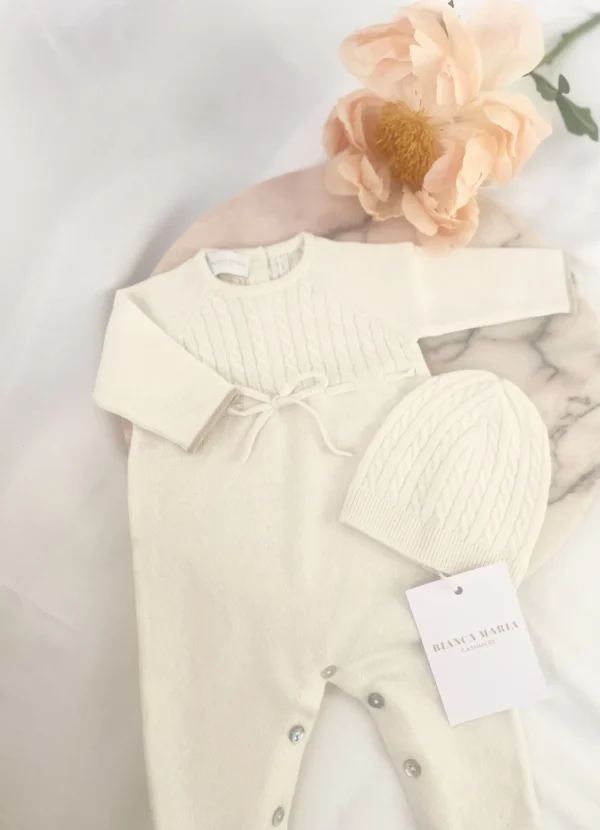 MILANO 100% kašmyro romperis kūdikiui – tyras baltas švelnumas, kuris užburia nuo pirmo prisilietimo